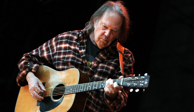 Neil Young doet mee aan censuur: “Spotify dient óf mij óf Joe Rogan te verwijderen”