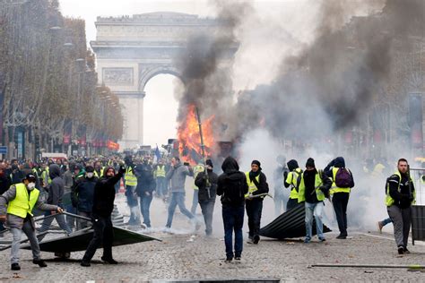 Harde strijd politie en demonstranten na verkiezingen Frankrijk