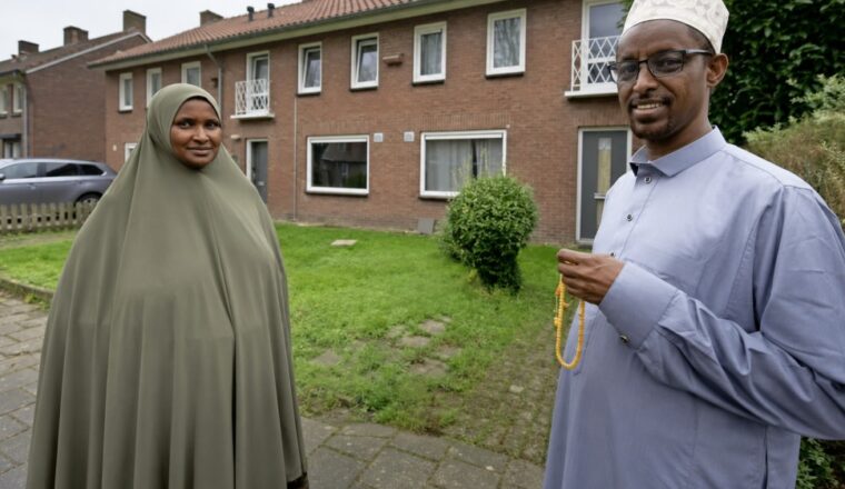 Betaald, gewacht, genegeerd! Nederlanders wachten, nieuwkomers wonen.